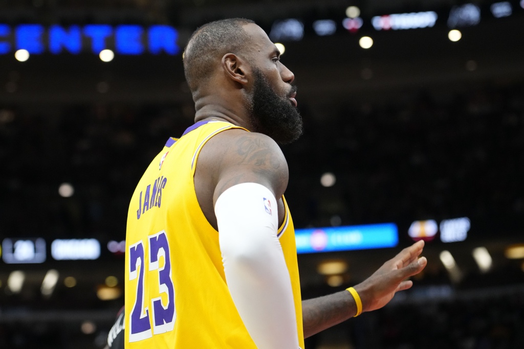 湖记：各队都在想怎么吸引77&约基奇&字母 无人在意詹姆斯的言论