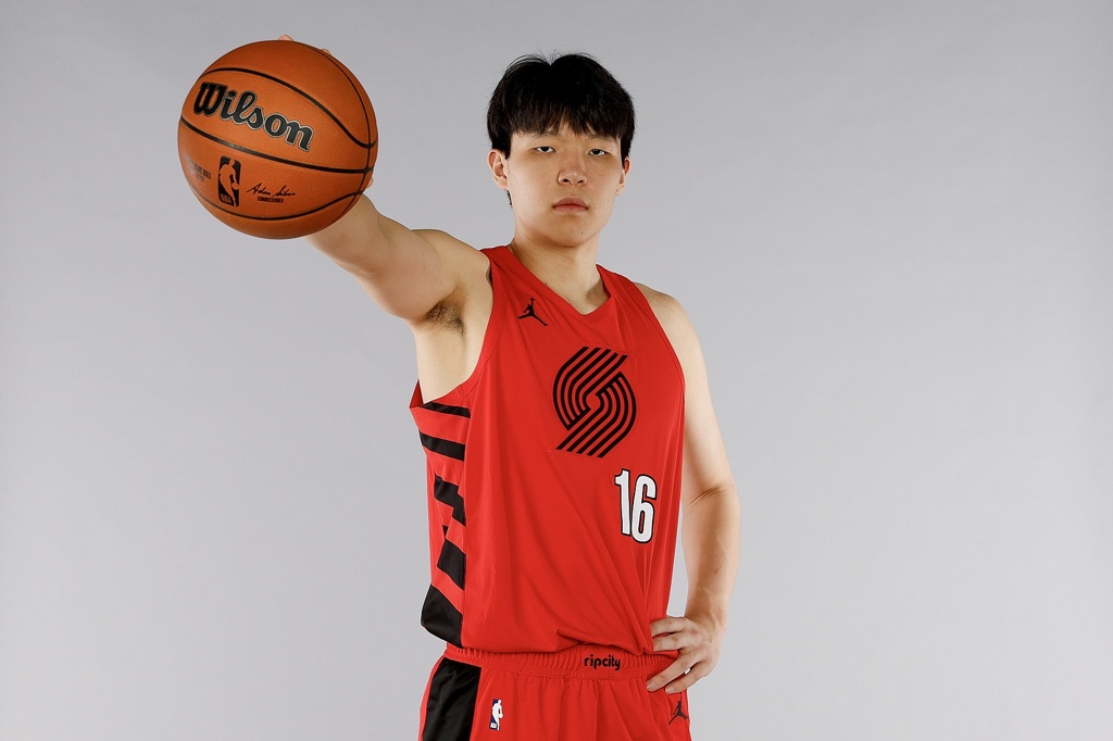 媒体人：杨瀚森这几场的适应能力真不错 总是困难开局先抑后扬